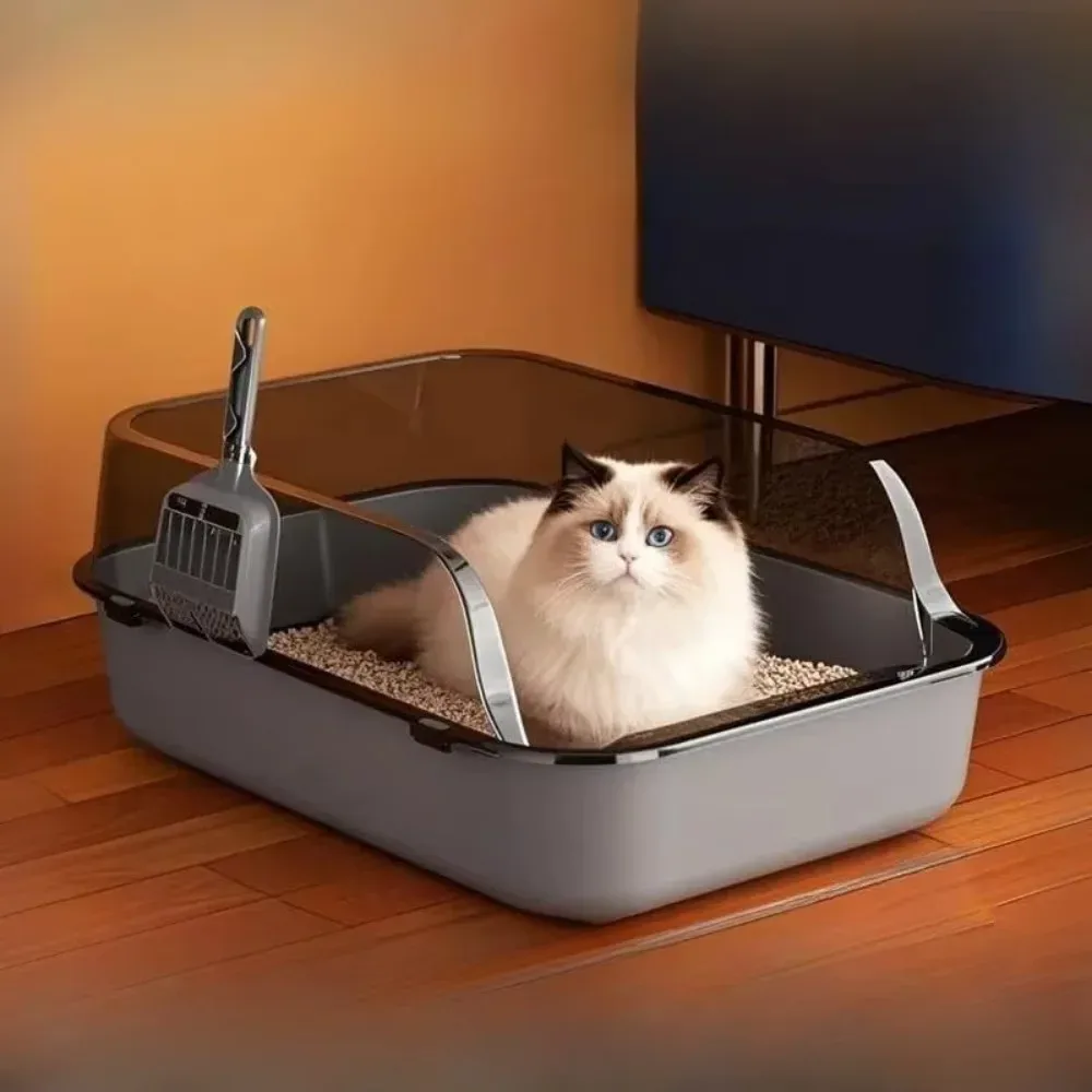 Bac à litière gris semi-fermé à hauts rebords transparents, posé sur un parquet, avec un chat à poil long couché dedans