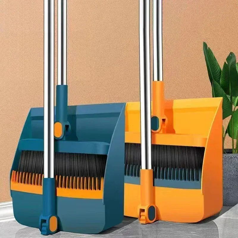 Deux ensembles balai et pelle à poussière, l'un bleu et l'autre orange, avec leurs manches longs