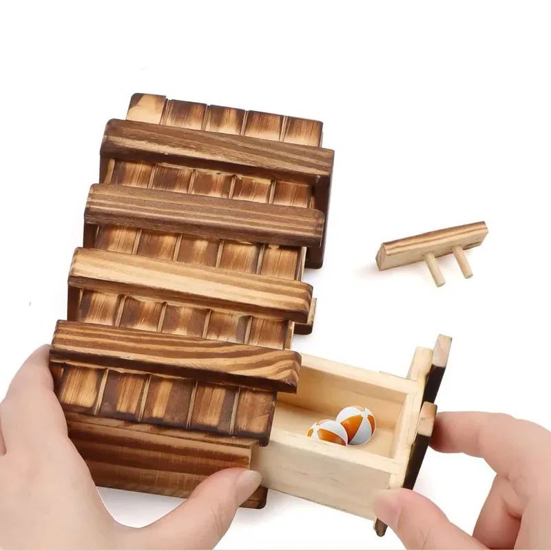 Boîte secrète en bois avec un tiroir caché qu'on fait coulisser, tenue entre les mains