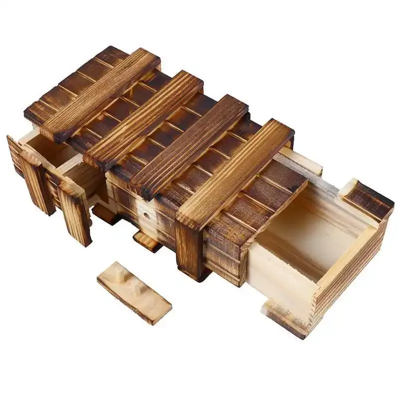 Boîte secrète en bois ouverte, avec son tiroir sorti et une petite pièce de bois à côté