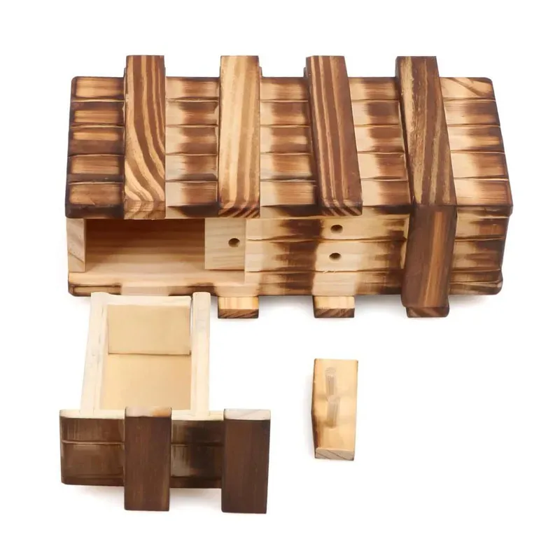 Boîte secrète en bois vue de face avec son tiroir caché sorti