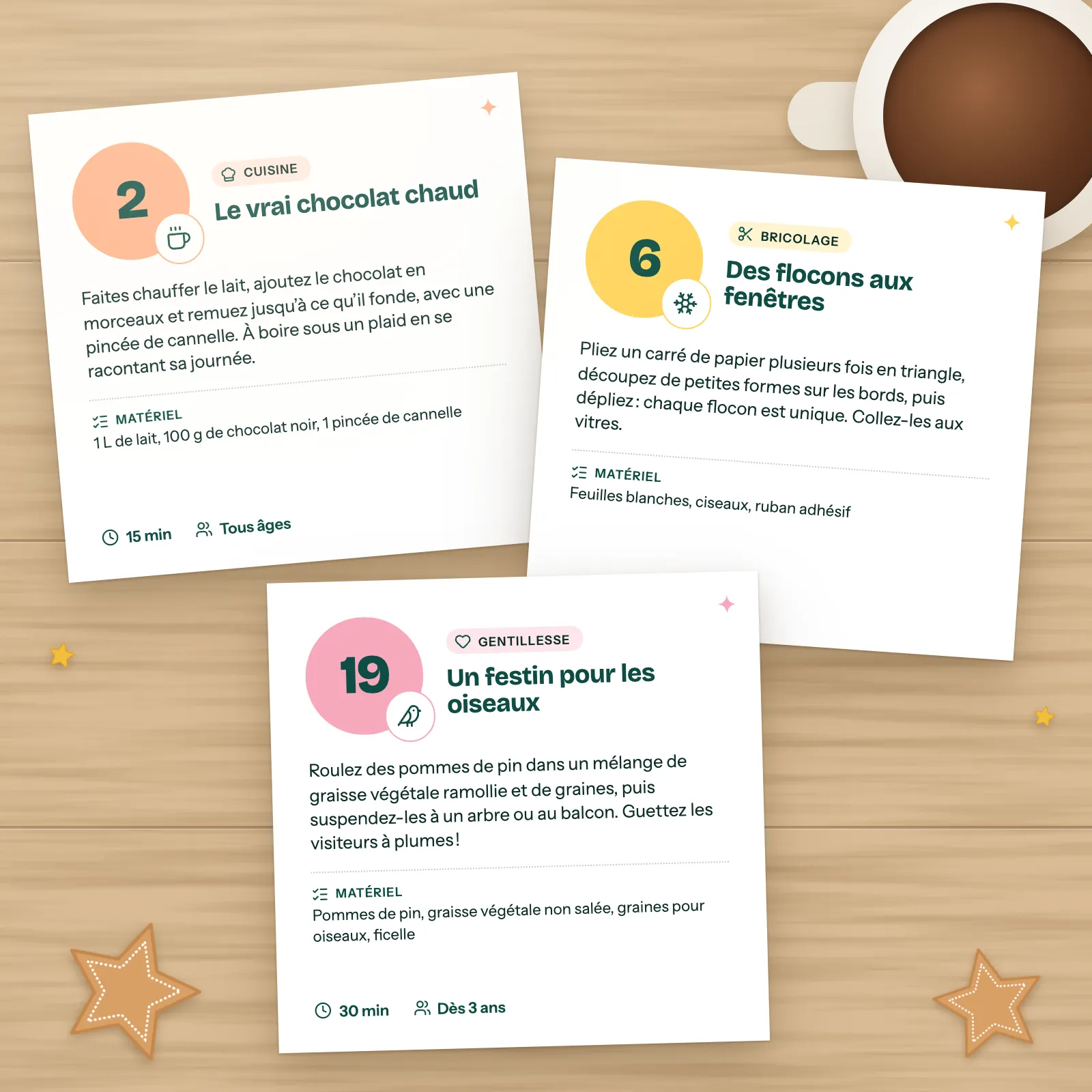 Trois cartes d'activités en gros plan : numéro du jour, activité, matériel, durée et âge conseillé
