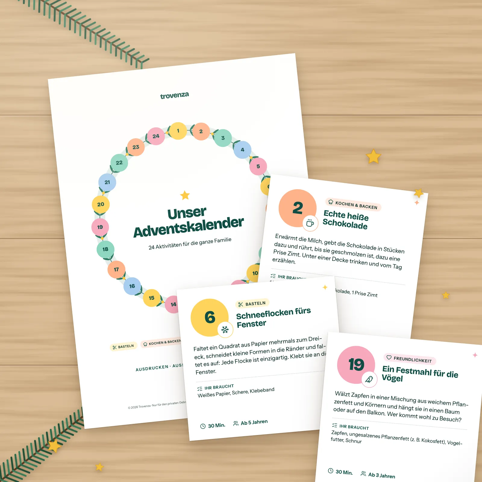 Deckblatt und Aktivitätskarten des Adventskalenders zum Ausdrucken auf einem Holztisch