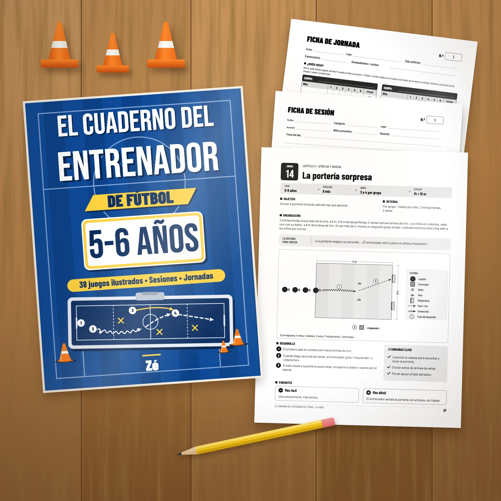 El libro sobre una mesa de madera junto a tres páginas impresas del PDF: el juego 14 «La portería sorpresa», una ficha de sesión y una ficha de jornada, con un lápiz y conos naranjas