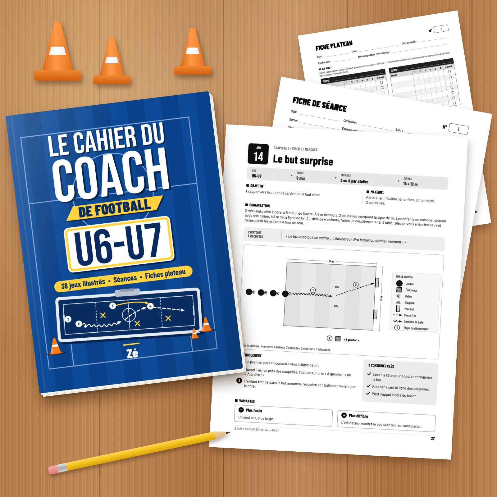 Le livre posé sur une table en bois à côté de trois pages imprimées du PDF : le jeu 14 « Le but surprise », une fiche de séance et une fiche plateau, avec un crayon et des plots orange