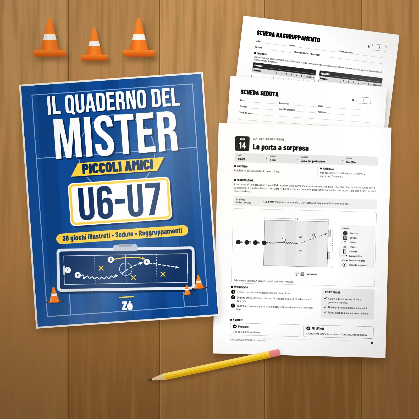 Il libro su un tavolo di legno accanto a tre pagine stampate del PDF: il gioco 14 «La porta a sorpresa», una scheda seduta e una scheda raggruppamento, con una matita e coni arancioni