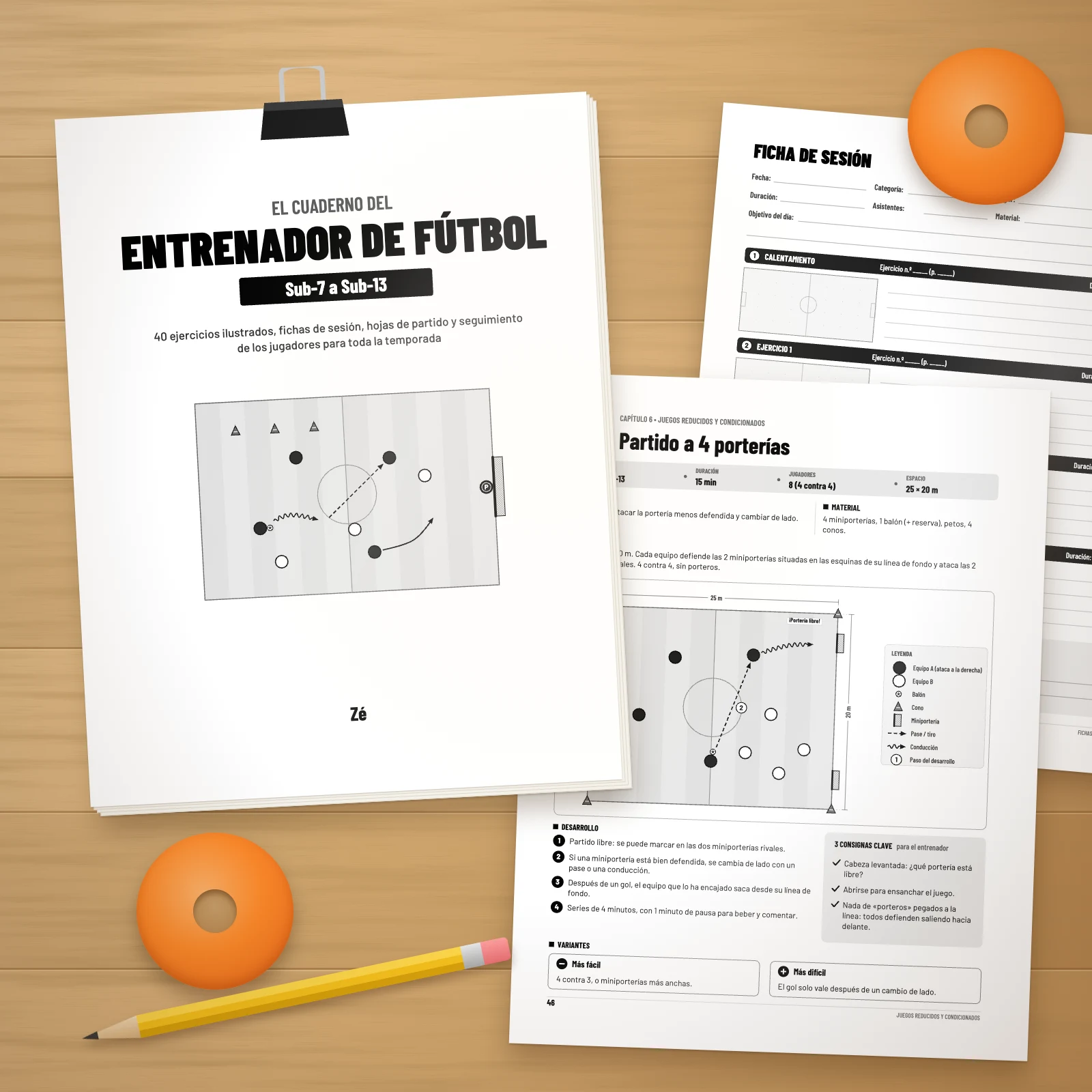 Páginas impresas del cuaderno del entrenador de fútbol Sub-7 a Sub-13 sobre una mesa de madera: página de título, ficha de sesión y ejercicio ilustrado, con un lápiz y platillos