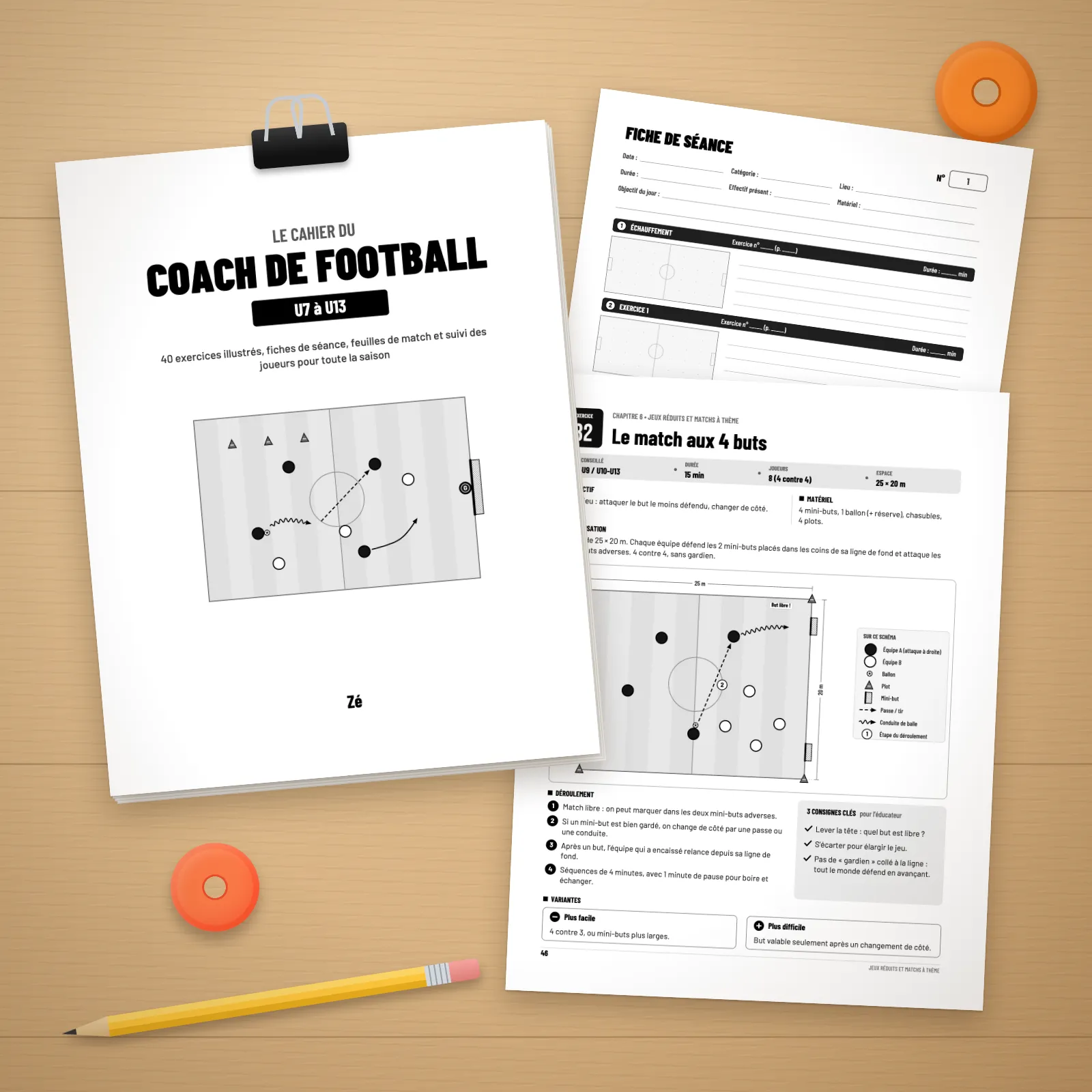 Pages imprimées du cahier du coach de football U7 à U13 sur une table en bois : page de titre, fiche de séance et exercice illustré, avec un crayon et des coupelles