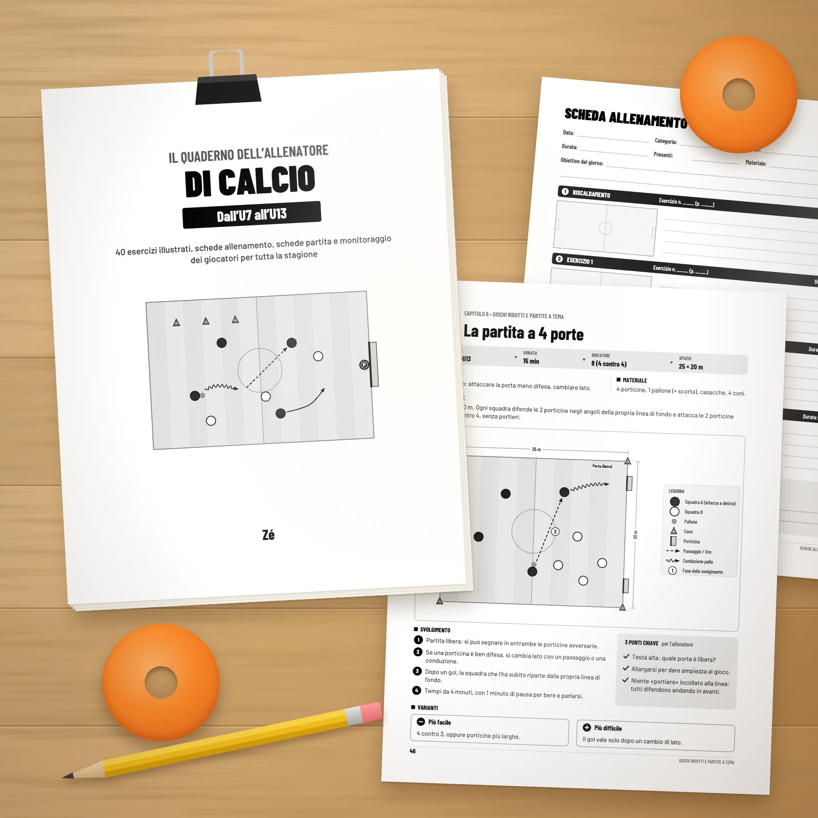 Pagine stampate del quaderno dell’allenatore di calcio U7-U13 su un tavolo di legno: frontespizio, scheda allenamento ed esercizio illustrato, con una matita e dei cinesini