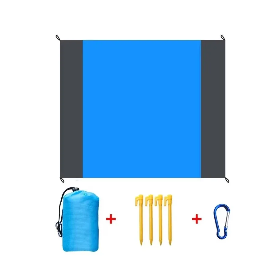 Couverture de plage bleue et grise avec sa pochette, ses 4 piquets et son mousqueton