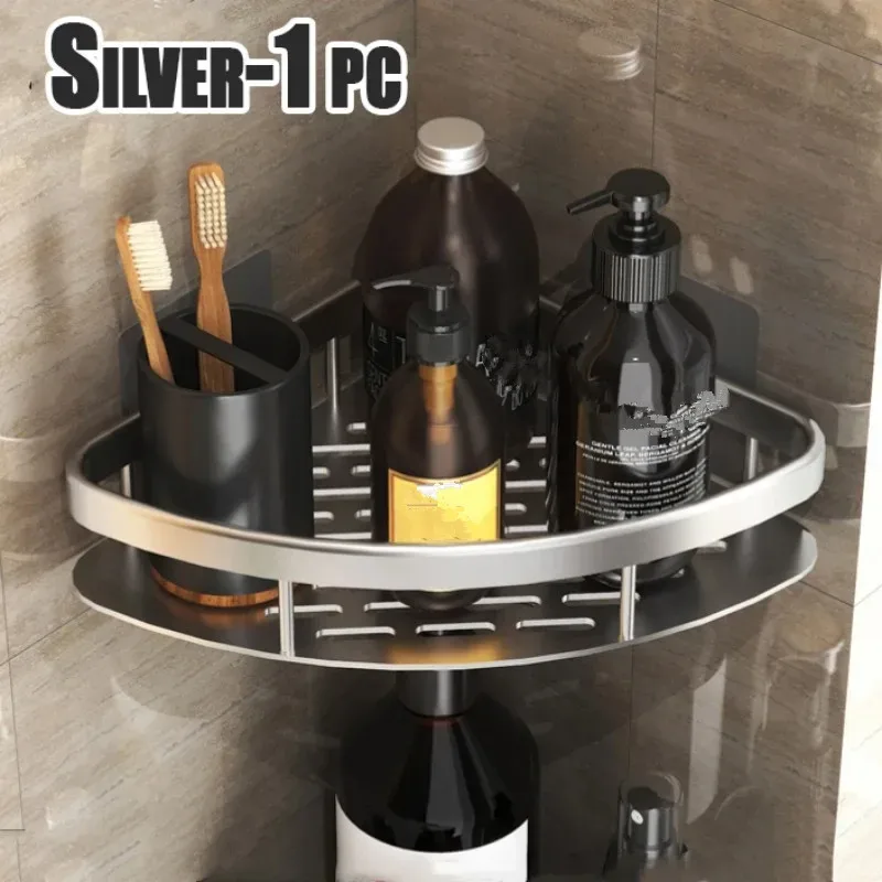Étagère d'angle en aluminium argenté fixée dans une douche, avec flacons, brosses à dents et gobelet