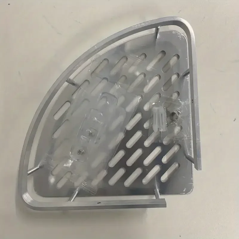 Étagère d'angle en aluminium collée au mur, vue de dessus avec ses fentes d'écoulement