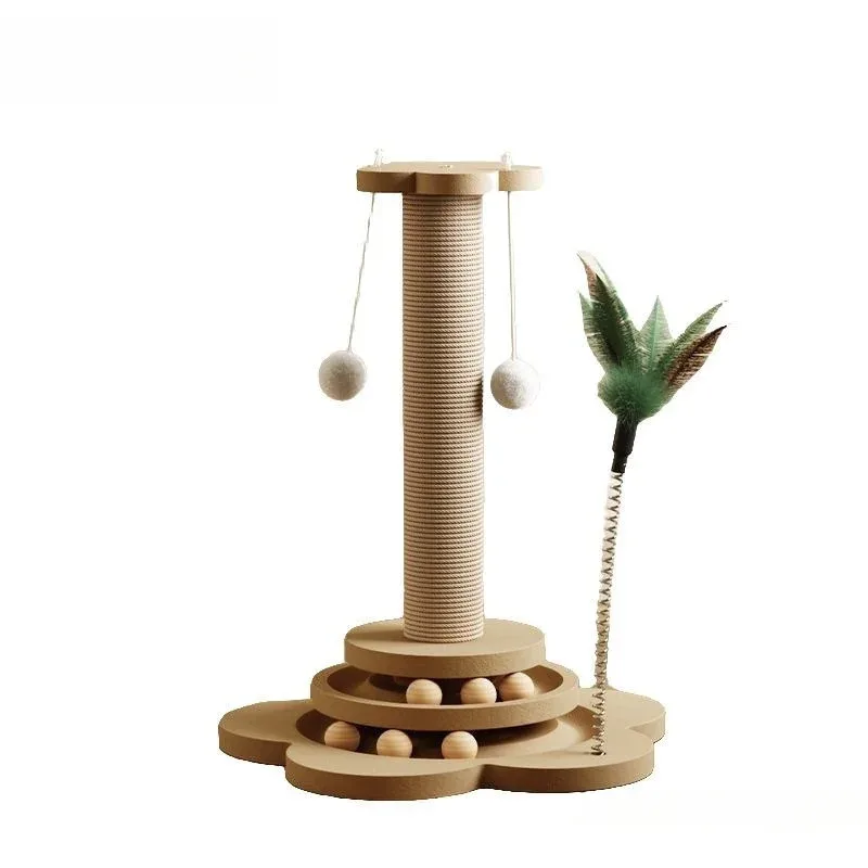Griffoir en sisal sur fond blanc : colonne en sisal, plateau en bois à deux niveaux avec balles, pompons suspendus et plume