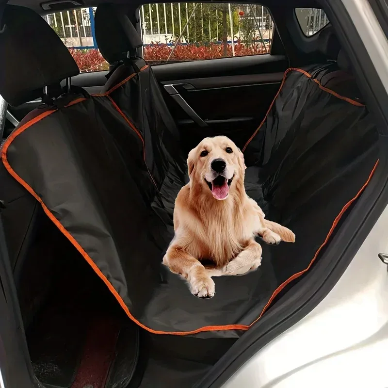 Hamac de protection noir à liseré orange installé sur la banquette arrière d'une voiture, avec un golden retriever couché dessus