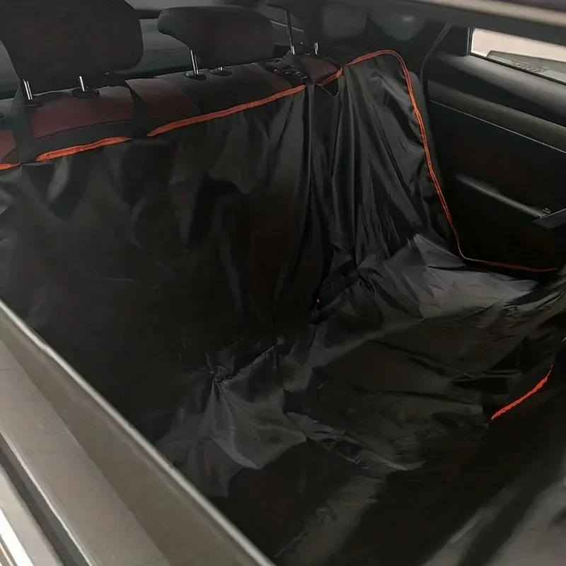 Hamac de banquette tendu entre les appuie-têtes avant et arrière d'une voiture