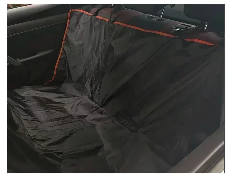 Hamac de protection installé sur la banquette arrière, avec ses rabats latéraux, vu depuis la portière