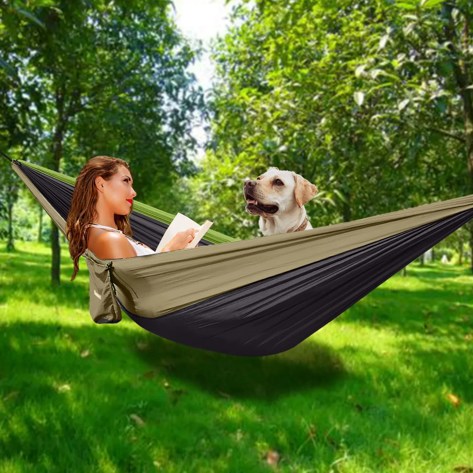Femme allongée dans un hamac suspendu entre deux arbres, avec son chien