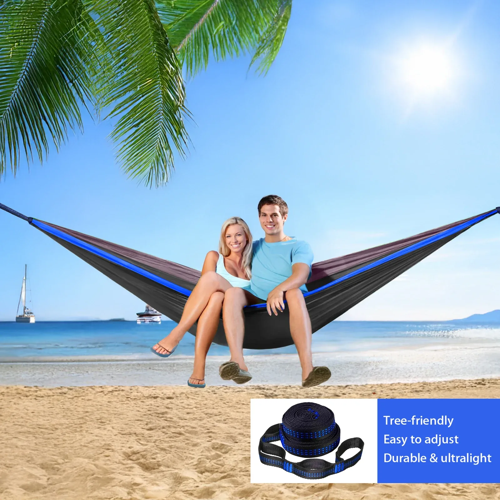 Couple assis dans un hamac sur la plage, avec les sangles pour arbres