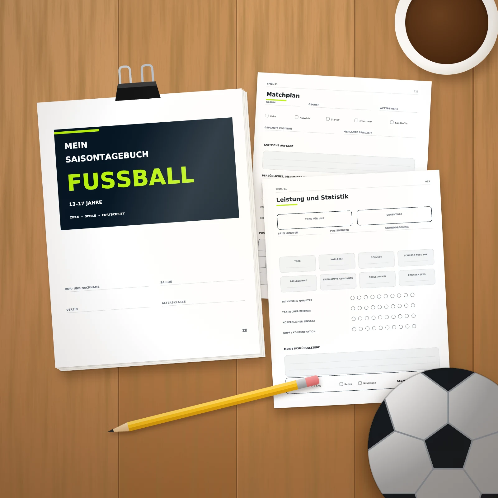 Ausgedruckte Seiten auf einem Holztisch: Titelseite auf einem geklammerten Stapel, Seiten „Matchplan“ und „Leistung und Statistik“, Bleistift, Ball und eine Tasse Kaffee