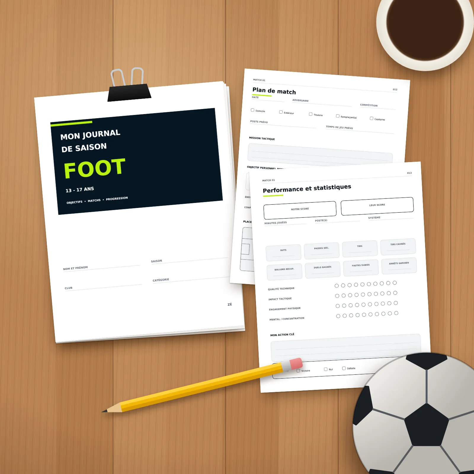 Pages imprimées sur une table en bois : page de titre sur une pile tenue par une pince, pages « Plan de match » et « Performance et statistiques », crayon et ballon