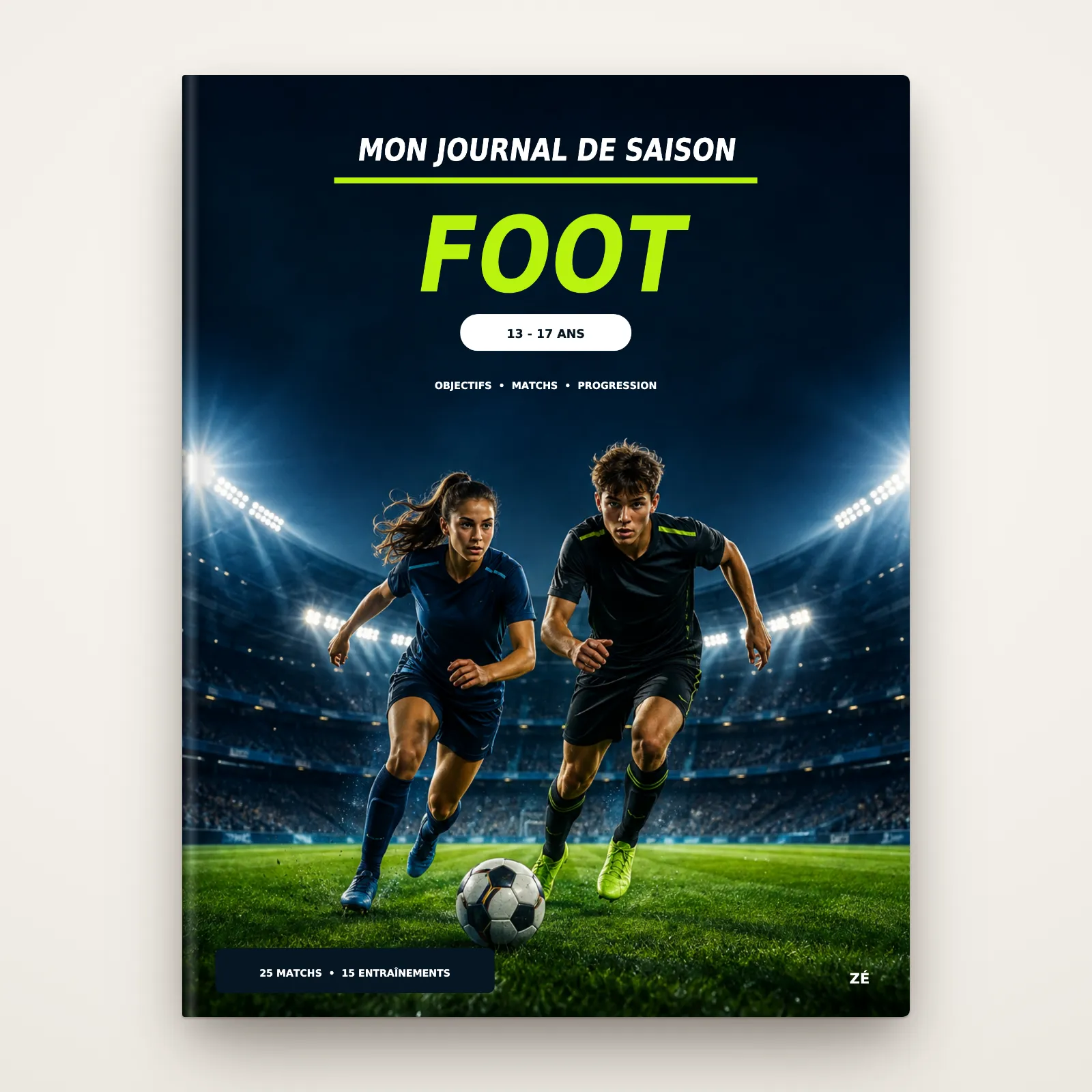 Couverture du livre « Mon journal de saison foot, 13-17 ans » : titre FOOT en vert, deux jeunes joueurs qui courent vers le ballon dans un stade éclairé