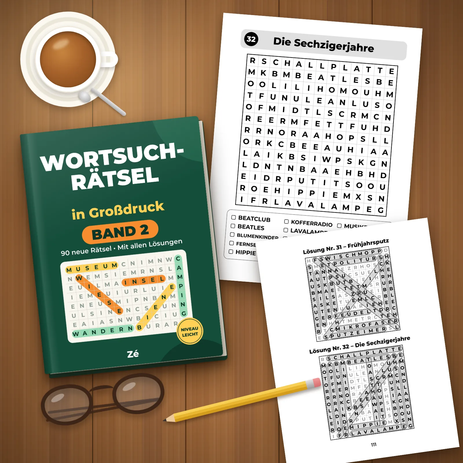 Das Buch auf einem Holztisch mit zwei ausgedruckten Seiten (Rätsel 32 „Die Sechzigerjahre“ und seine Lösungsseite), einer Tasse Tee, einer Brille und einem Bleistift
