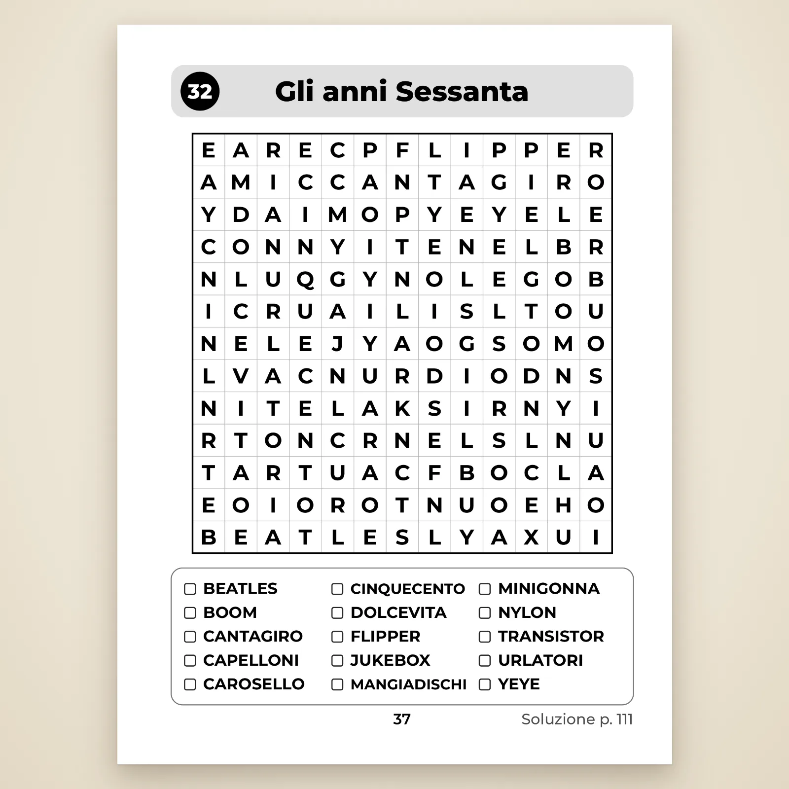 Pagina dello schema 32 «Gli anni Sessanta»: griglia di 13 × 13 lettere grandi e lista di 15 parole da spuntare (Carosello, Cinquecento, mangiadischi, minigonna…)