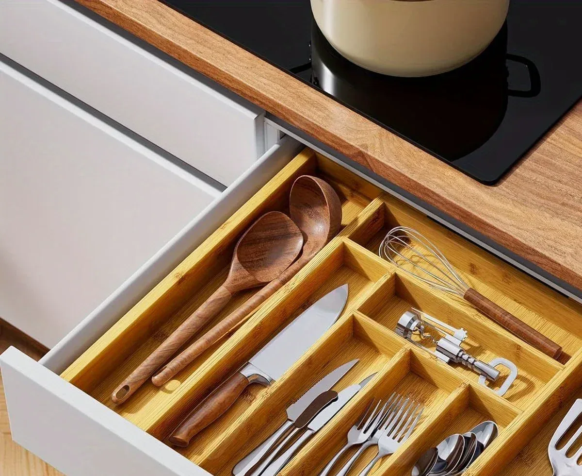 Organiseur en bambou installé dans un tiroir de cuisine, avec couverts et ustensiles