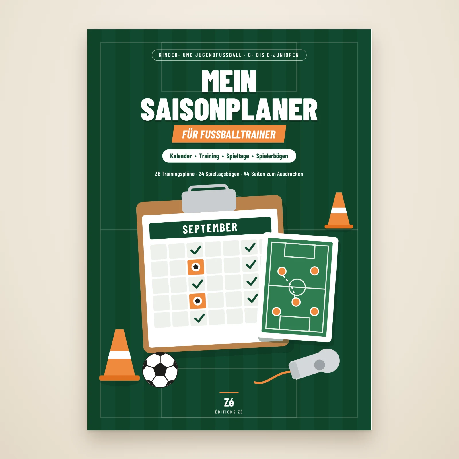 Cover von „Mein Saisonplaner für Fußballtrainer“ von Zé: Klemmbrett mit Septemberkalender, kleine Taktiktafel, Hütchen und Ball auf grünem Rasenhintergrund