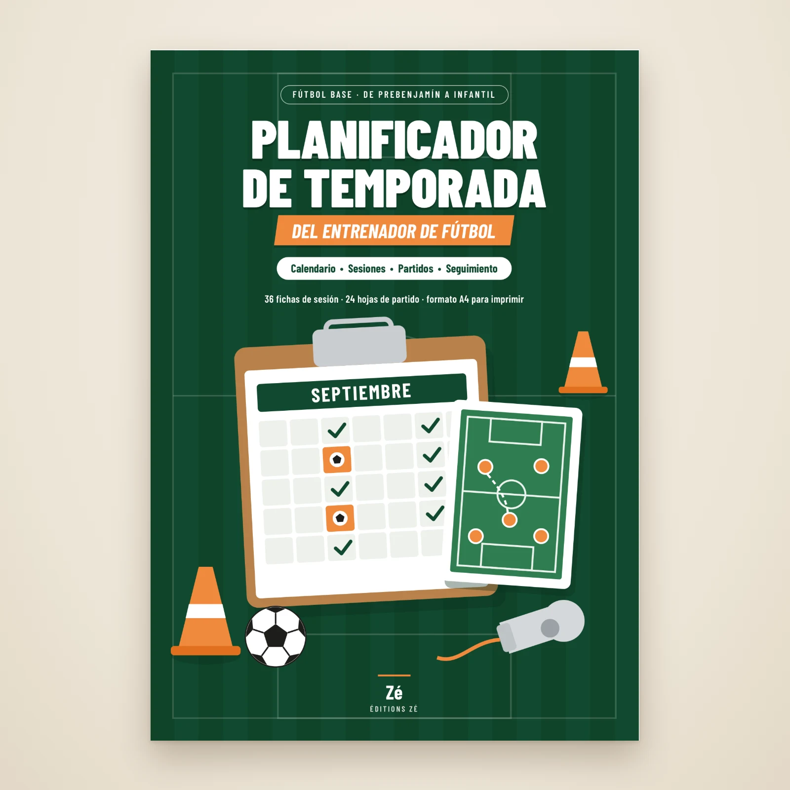 Portada del «Planificador de temporada del entrenador de fútbol» de Zé: tablilla con un calendario de septiembre, pizarra táctica, conos y balón sobre fondo de césped verde