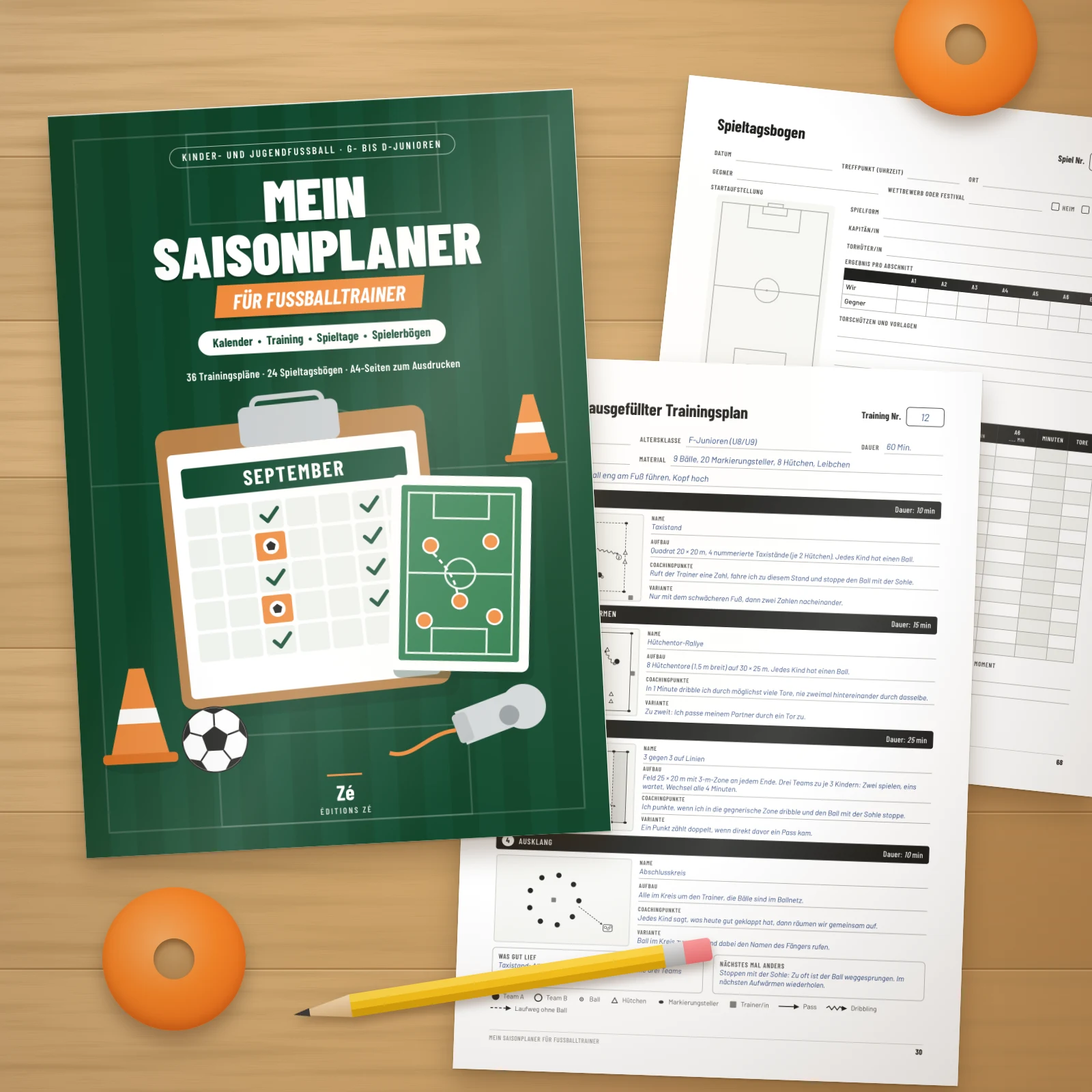 Ausgedruckte Seiten des Planers auf einem Holztisch: Cover, ausgefüllter Trainingsplan und Spieltagsbogen, dazu ein Bleistift und zwei orangefarbene Markierungsteller