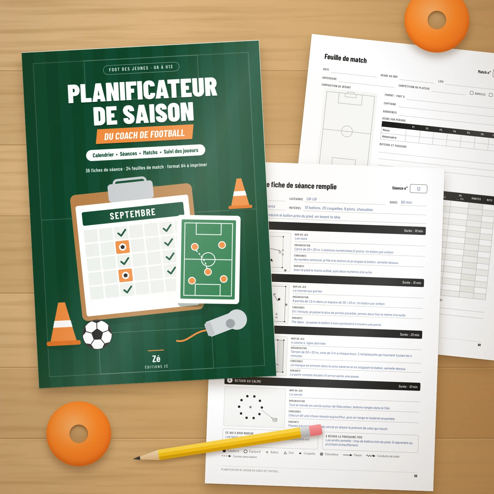 Pages imprimées du planificateur sur une table en bois : la couverture, une fiche de séance remplie et une feuille de match, avec un crayon et deux coupelles orange