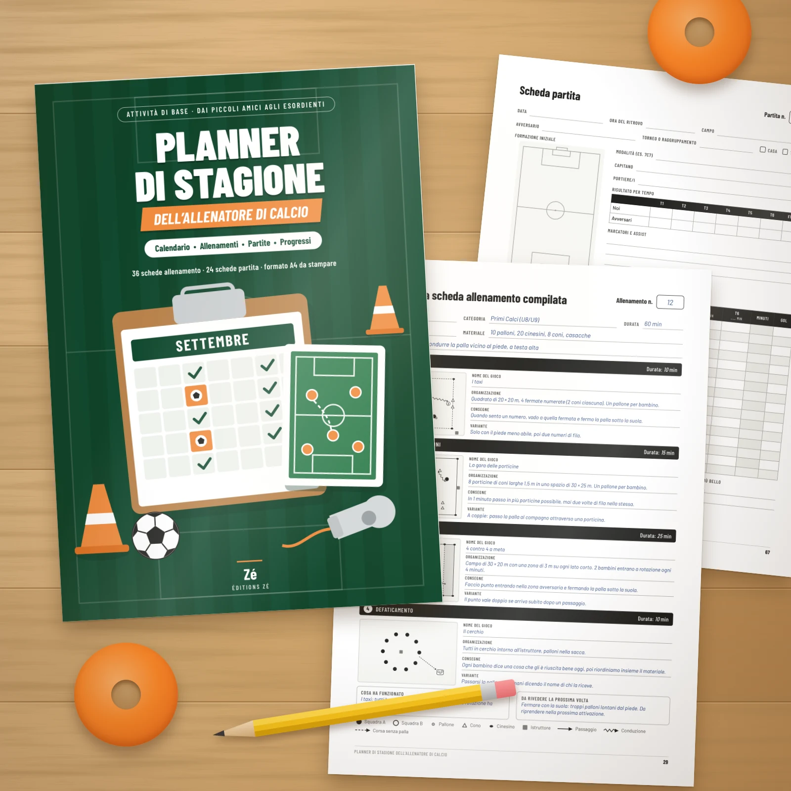Pagine stampate del planner su un tavolo di legno: la copertina, una scheda allenamento compilata e una scheda partita, con una matita e due cinesini arancioni