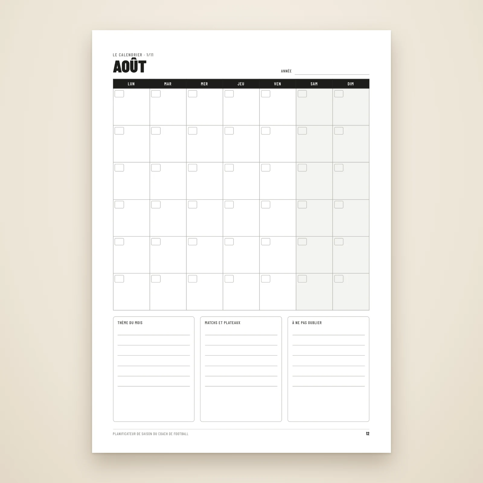 Page de calendrier du mois d’août : grille de six semaines à dater soi-même et cadres « Thème du mois », « Matchs et plateaux » et « À ne pas oublier »