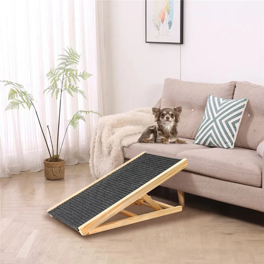 Rampe en bois pour petit chien installée devant un canapé beige, avec un chihuahua installé sur le canapé