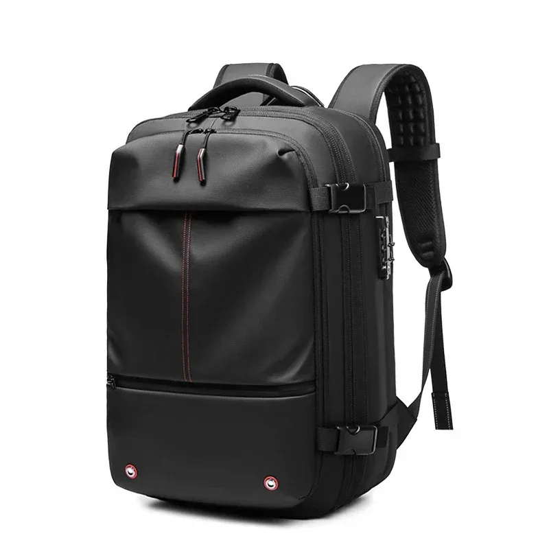 Sac à dos de voyage noir vu de trois quarts, avec ses bretelles rembourrées