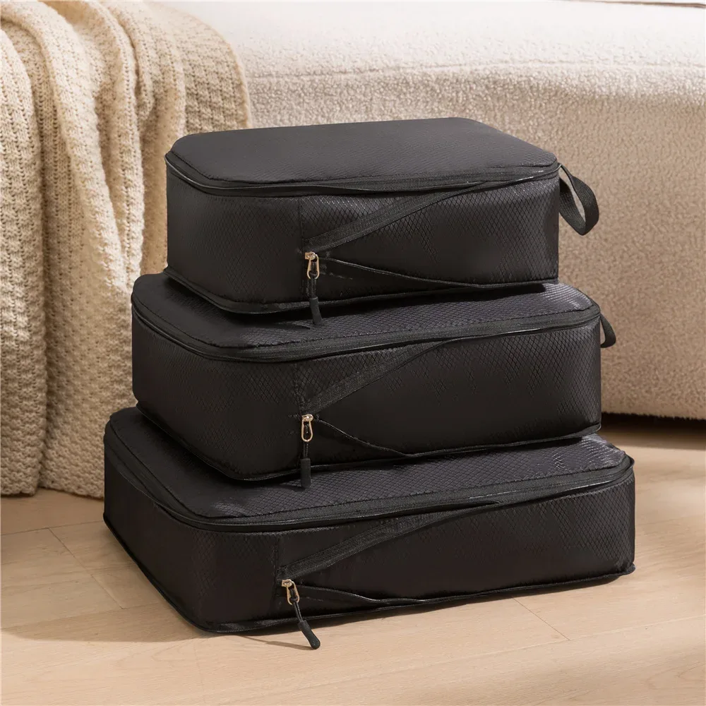 Trois sacs de rangement noirs empilés avec leur poignée et leur fermeture éclair (exemple en noir)