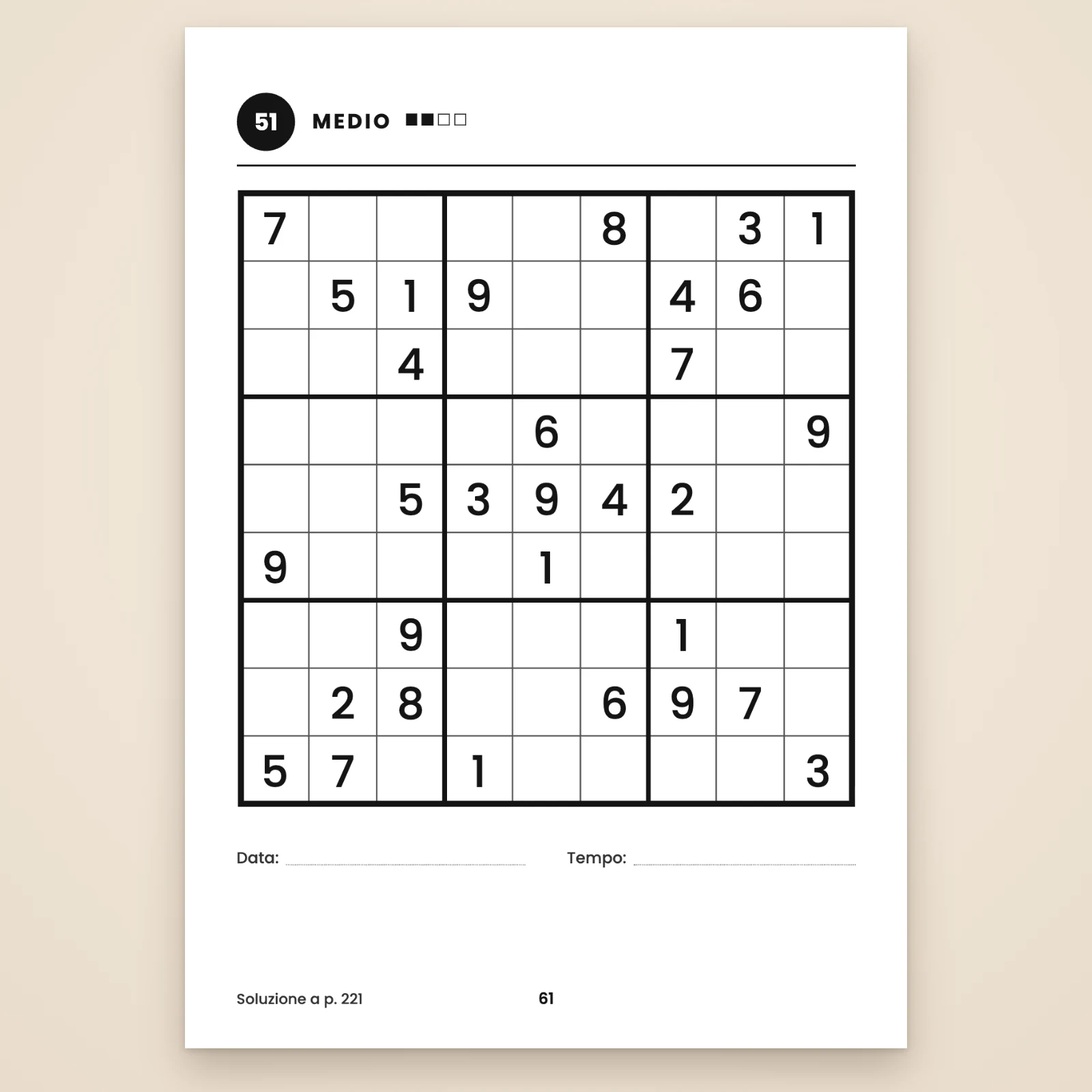 Pagina dello schema n. 51, livello medio: una grande griglia 9 × 9 con numeri molto grandi, una riga per data e tempo e il rimando alla pagina della soluzione